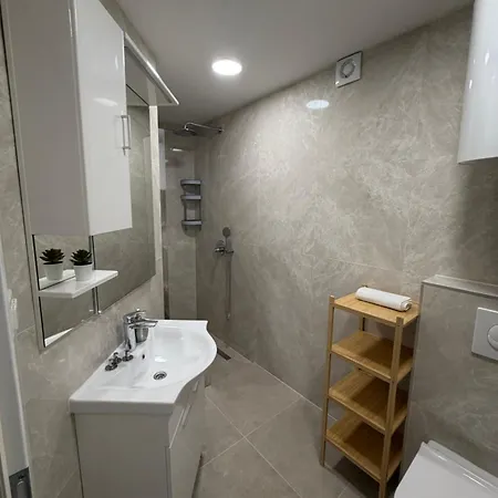 Paula Apartman *